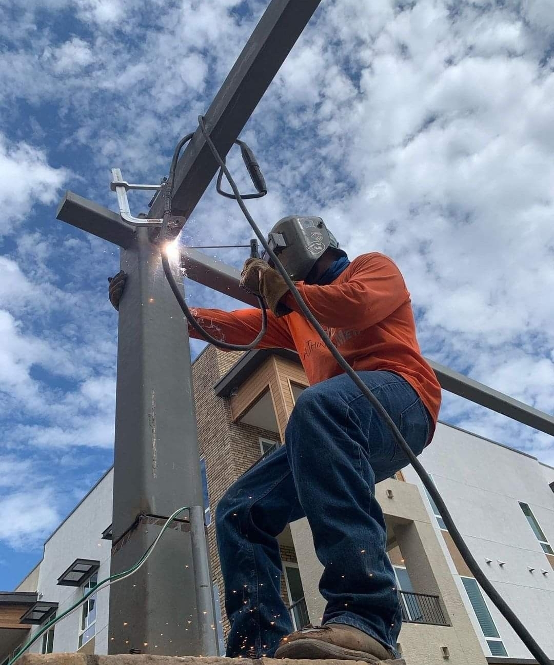 Soldador profissional trabalhando em estruturas metálicas